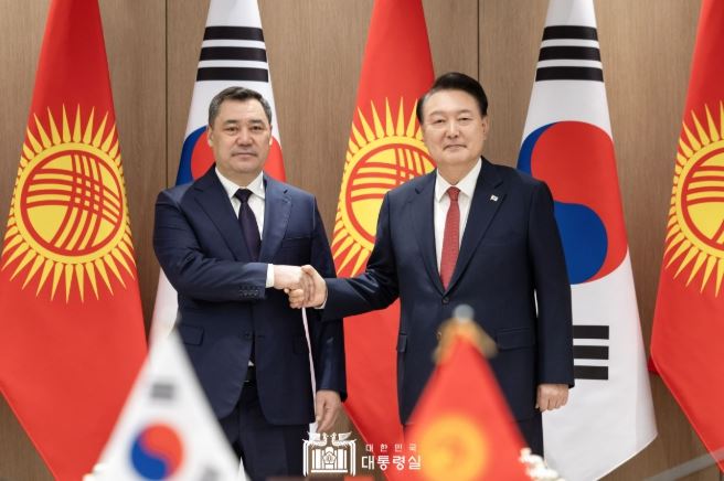 12월 3일 윤석열 대통령은 한국을 공식 방문 중인 ｢사디르 자파로프(Sadyr Zhaparov)｣ 키르기즈공화국 대통령과 정상회담을 갖고, 양국 간 협력 증진 방안과 러북 군사협력을 비롯한 지역 및 국제 정세에 대해 폭넓은 의견을 교환했다.